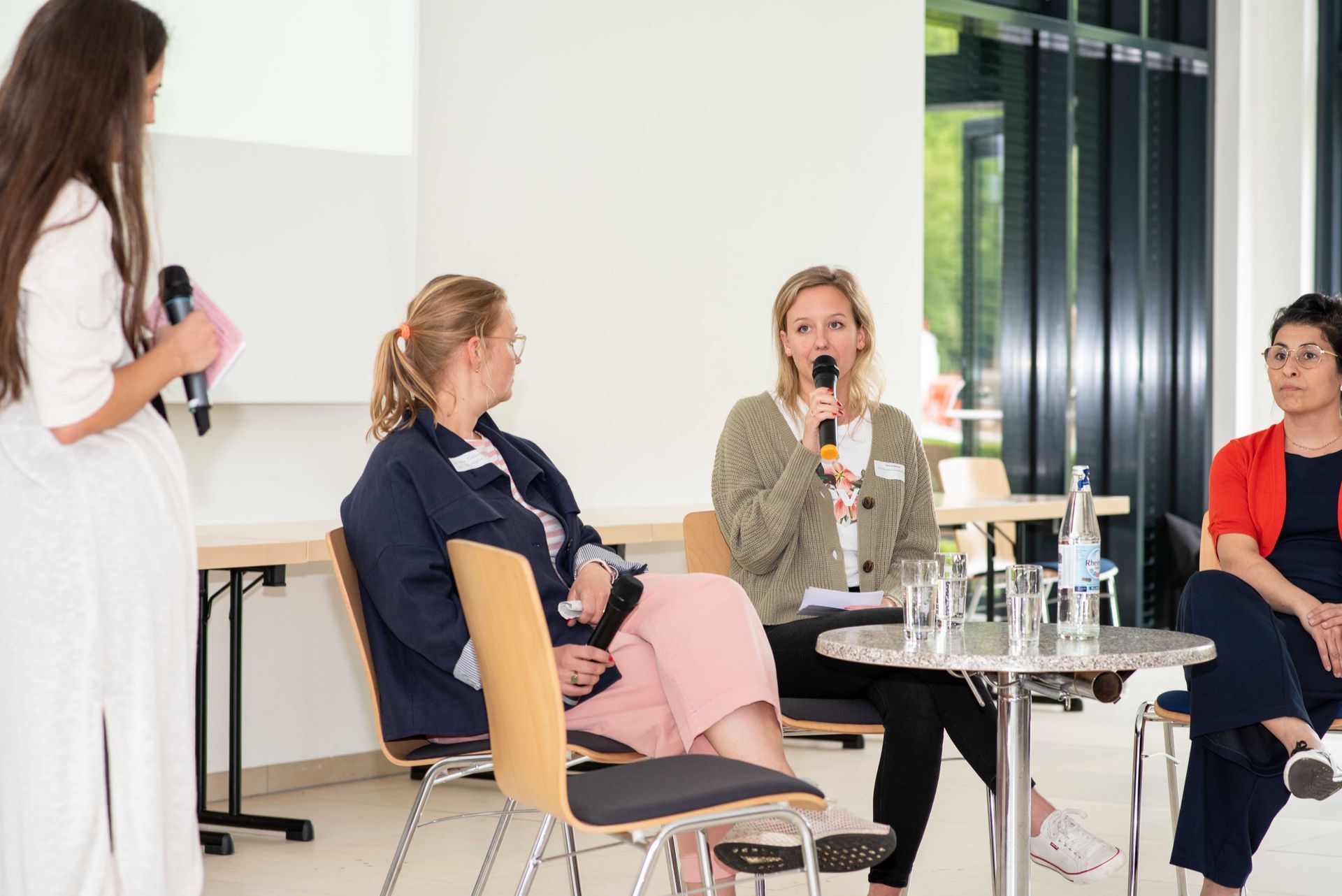 Podiumsdiskussion, vier Frauen auf der Bühne diskutieren bei der Zukunftskonferenz im Projekt Kultur Inklusiv