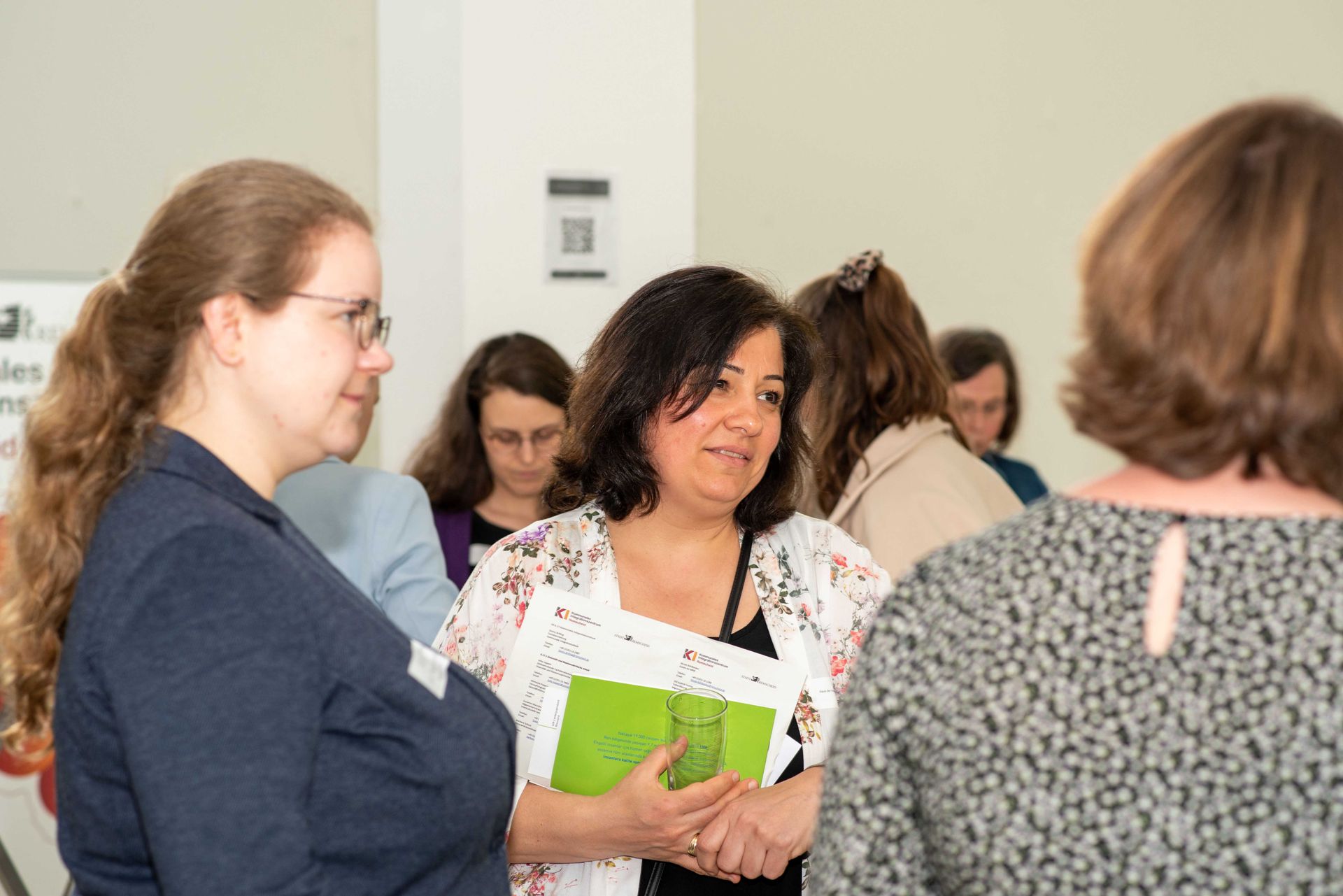 Teilnehmerinnen bei der Zukunftskonferenz im Projekt Kultur Inklusiv unterhalten sich