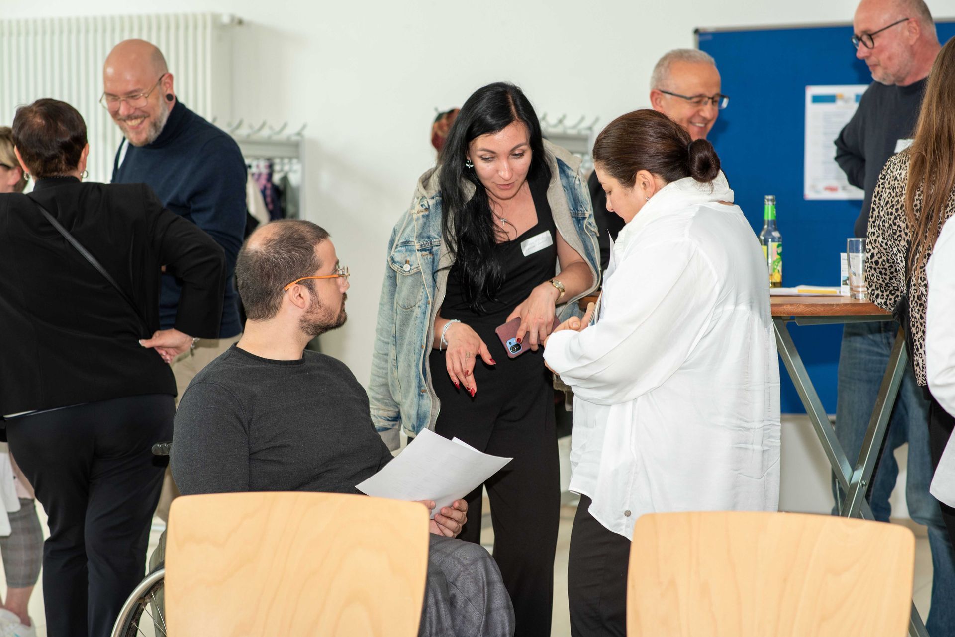 Teilnehmende bei der Zukunftskonferenz im Projekt Kultur Inklusiv, Eltennetzwerk NRW, unterhalten sich