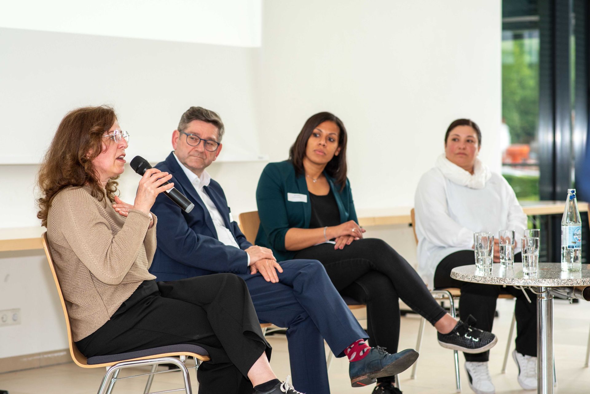 Podiumsdiskussion bei der Zukunftskonferenz in Remscheid. Vier Gäste diskutieren angeregt