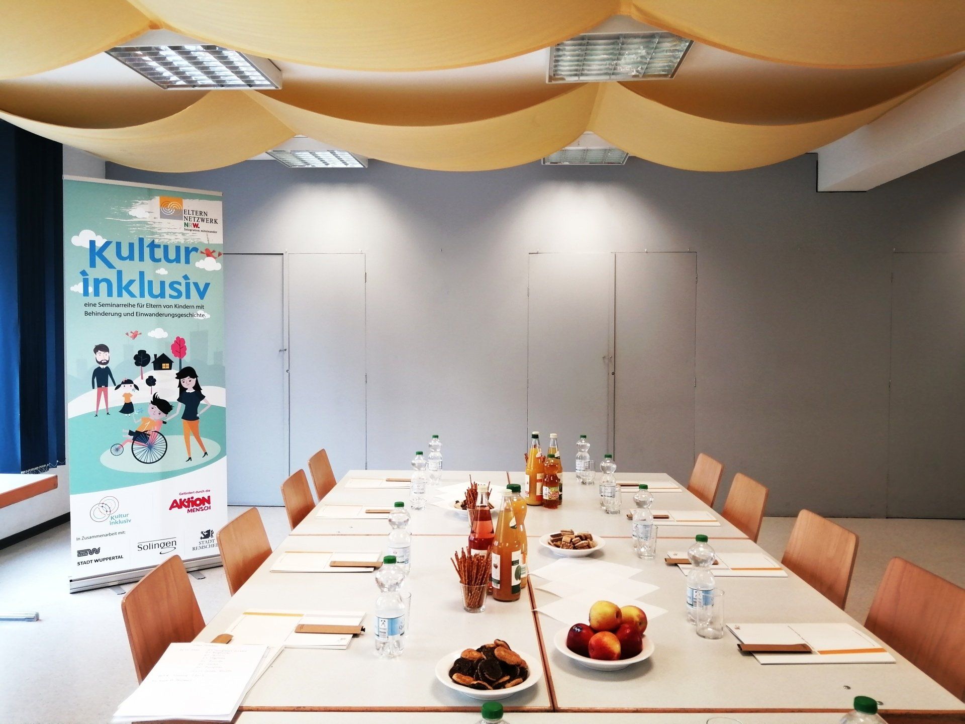 Der Tisch an dem sich gleich alle für die Veranstaltung für Eltern zum Thema