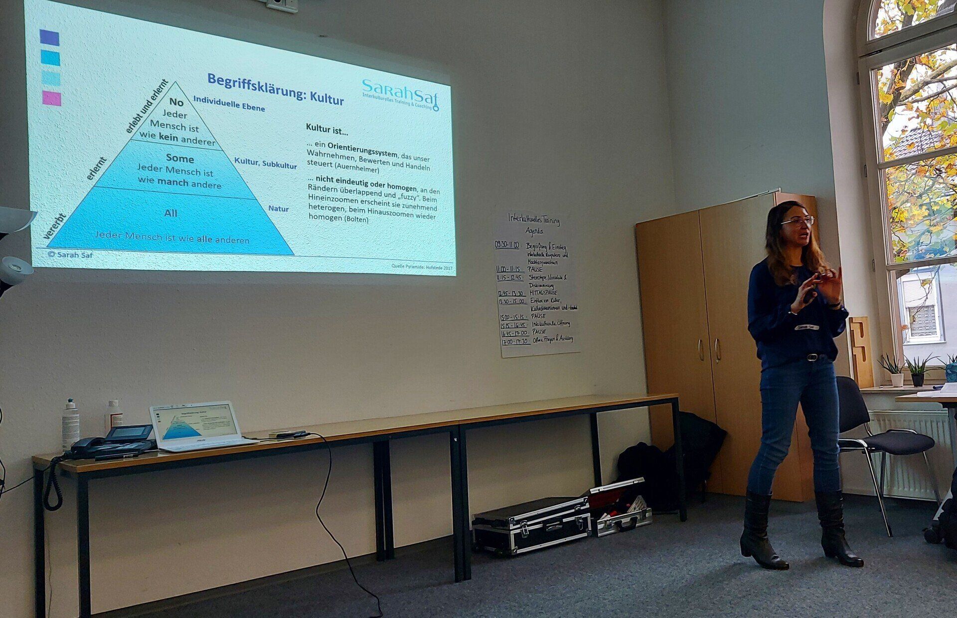 Referentin erklärt den Begriff