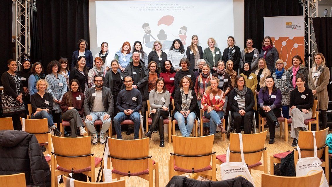 Gruppenbild der Vielzahl an Teilnehmenden bei der Zukunftskonferenz im Projekt Kultur Inklusiv des Elternnetzwerk NRW