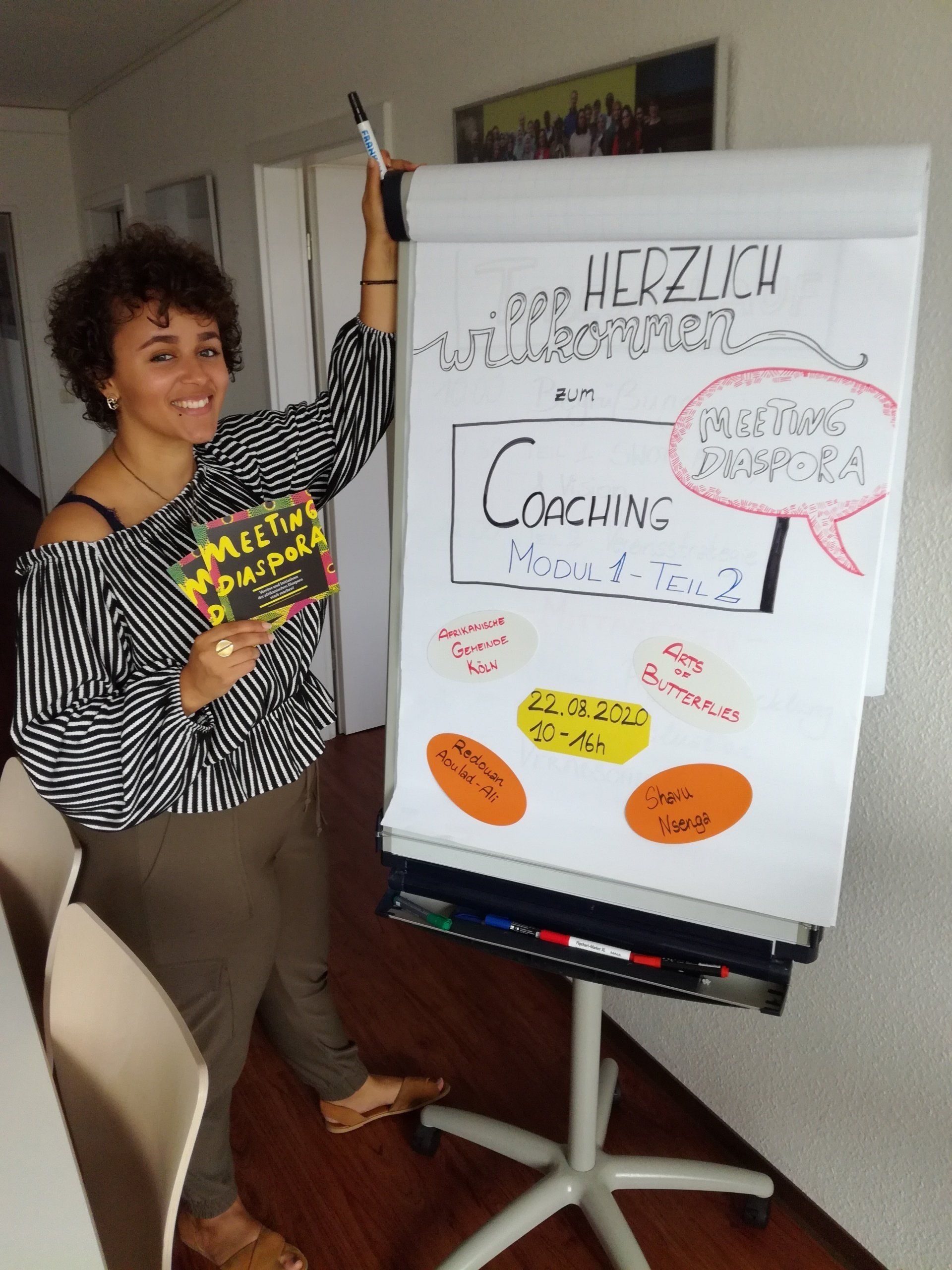 Projektmitarbeiterin Shavu Nsenga vor einer Flipchart mit der Aufschrift