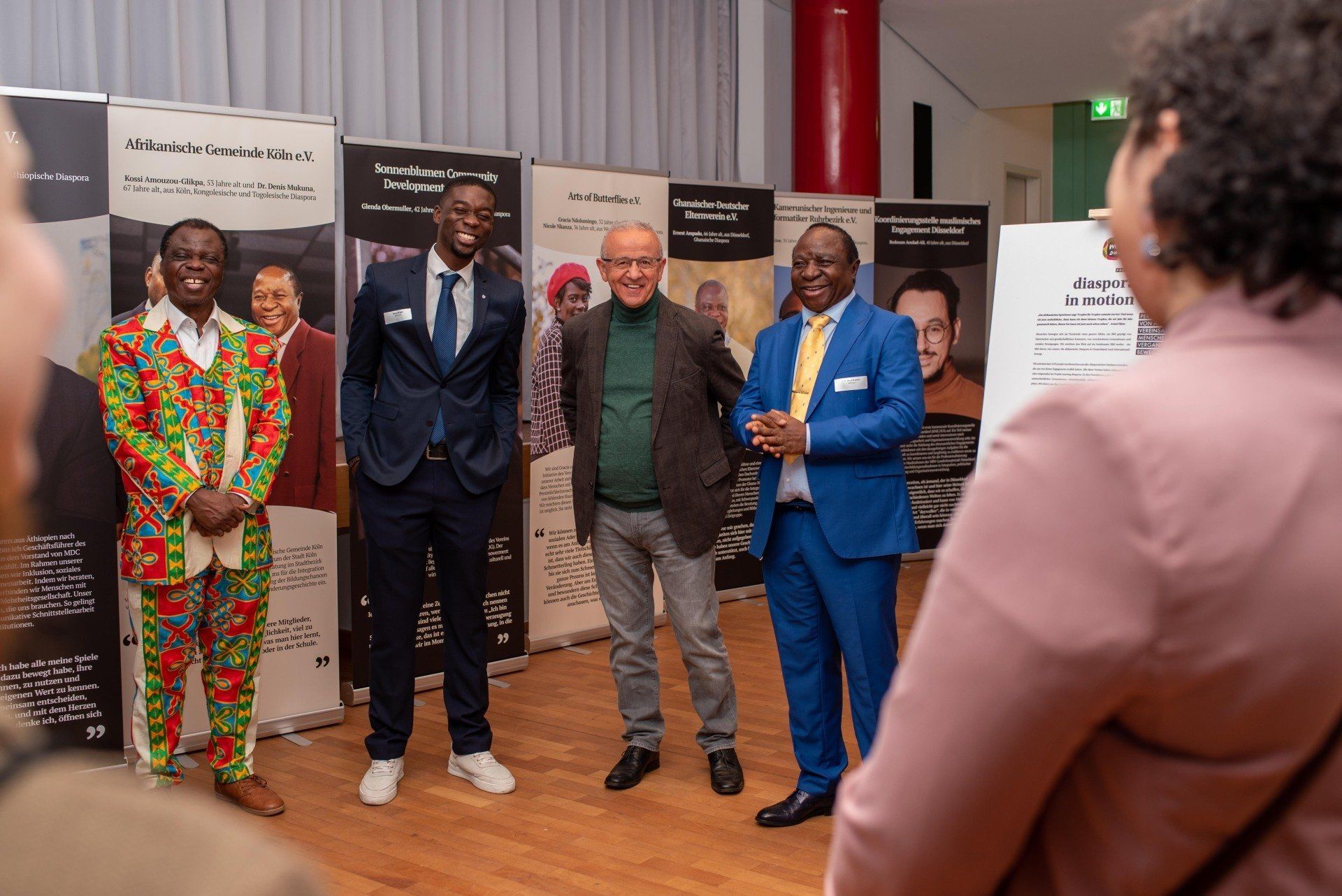 Lachende Gesichter bei der Ausstellungseröffnung von Diaspora in Motion