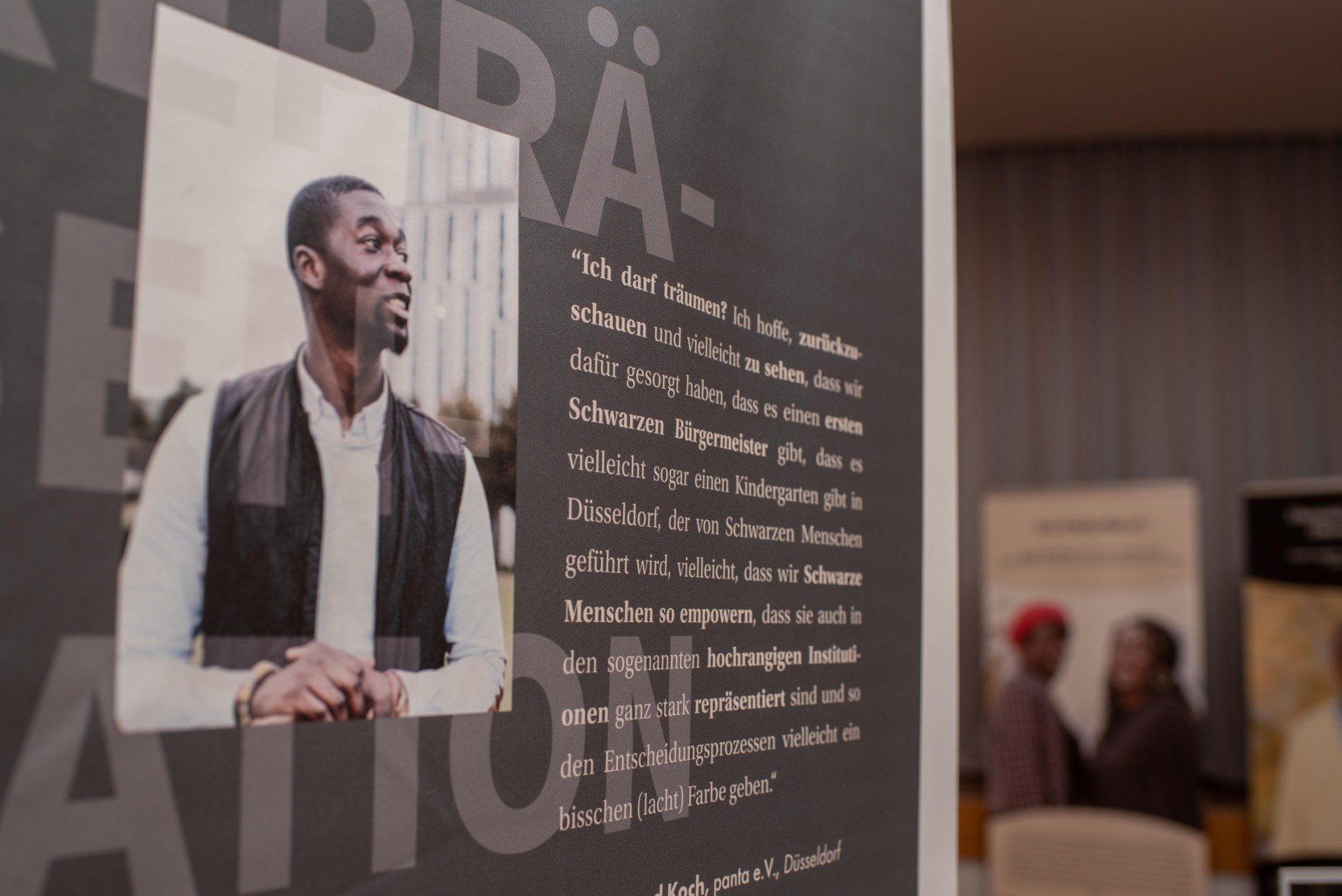 Aufsteller aus der Ausstellung meeting Diaspora. Link führt zur Aktion des Elternnetzwerks bei den Aktionswochen gegen Rassismus 2022