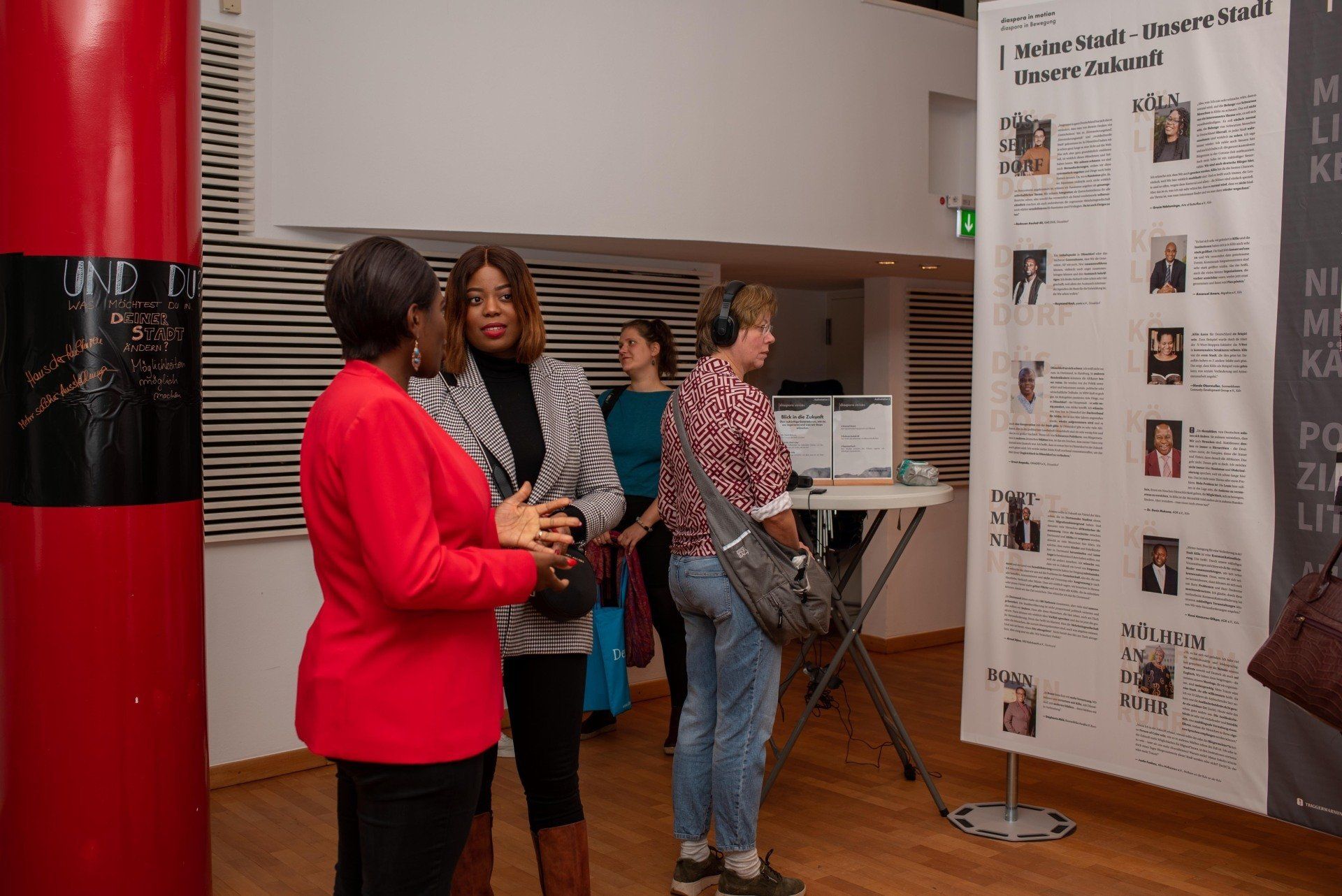 Frauen erkunden die Ausstellung Diaspora in Motion