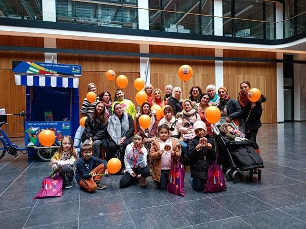 Gruppenbild in einer Turnhalle des Vereins Eltern für Eltern Brücke e.V., ein Mitglied im Dachverband des Elternnetzwerks NRW