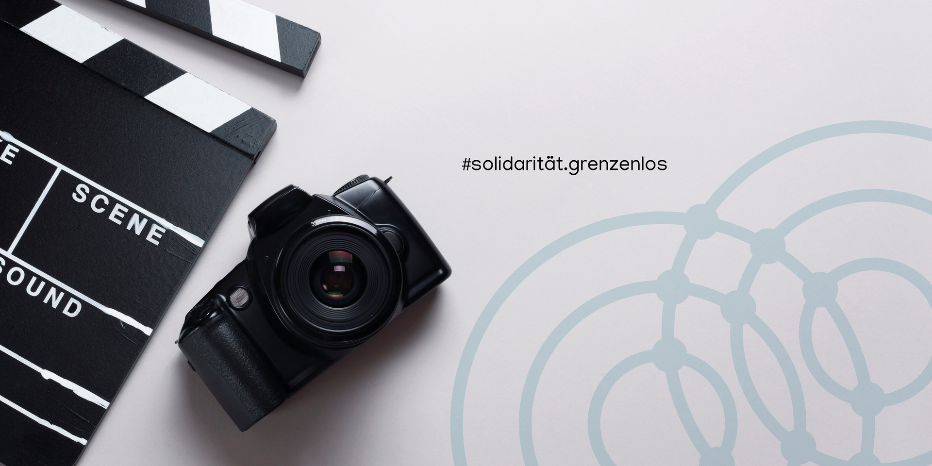 Kamera und #solidarität.grenzenlos. Link führt zur Aktion des Elternnetzwerks bei den Aktionswochen gegen Rassismus 2021