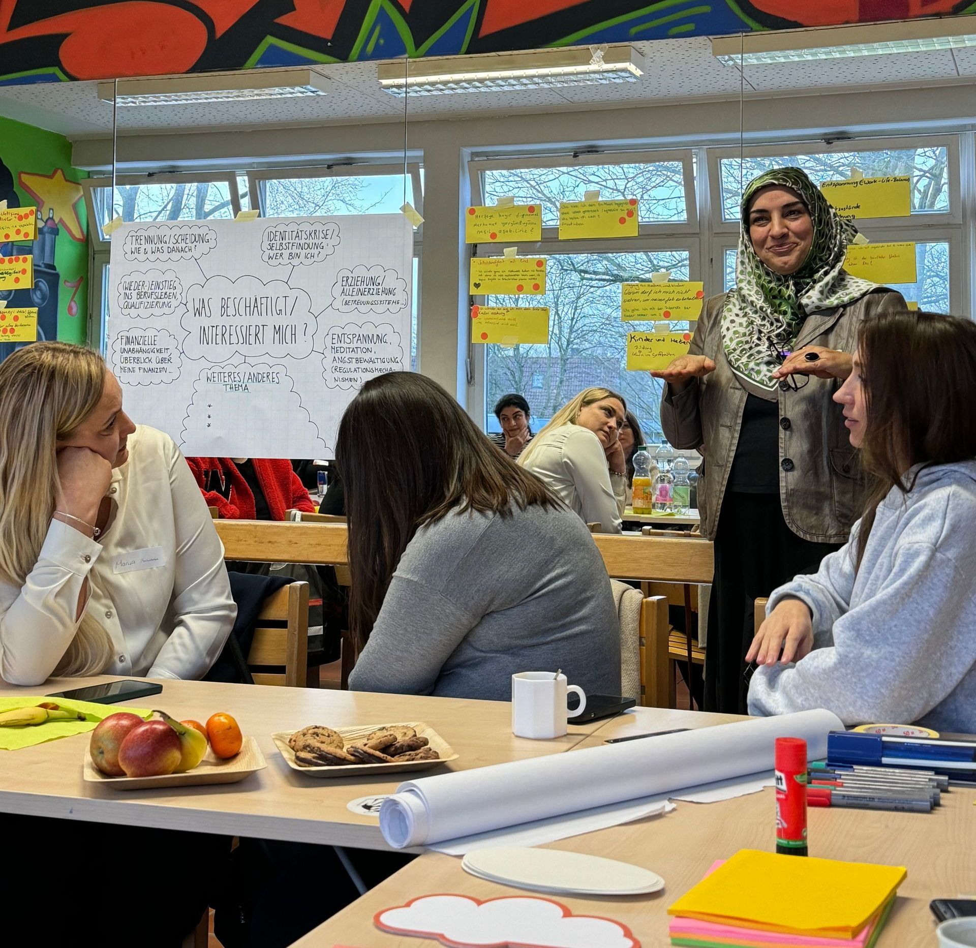 Systemische Therapeutin Ayfer Candan im Workshopraum mit Teilnehmerinnen vom Projekt SelF - Selbstbehauptung für Frauen