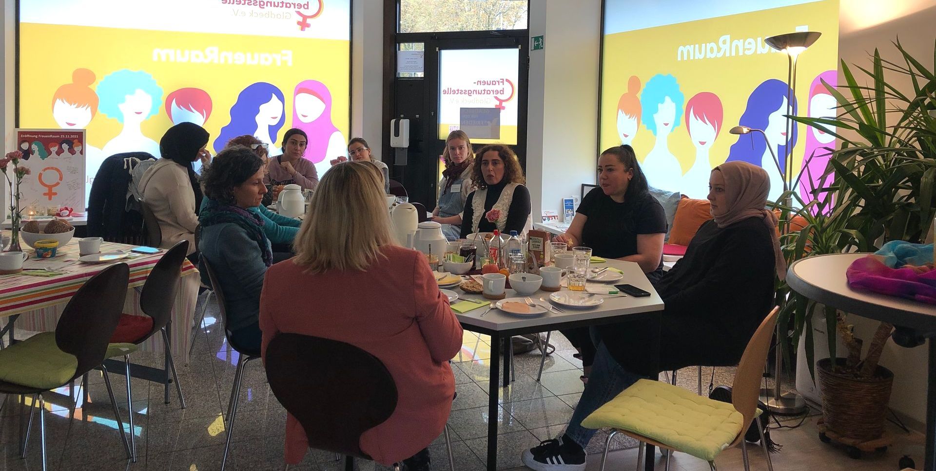 Teilnehmerinnen von Projekt SelF - Selbstbehauptung für Frauen um einen Tisch im Raum der Frauenberatungsstelle in Gladbeck