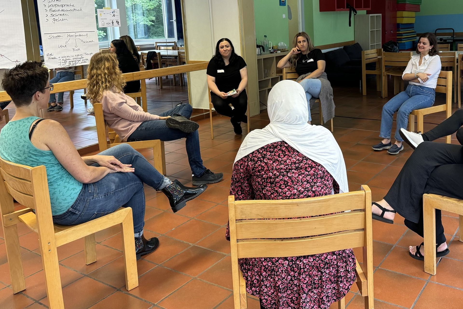 Teilnehmerinnen sitzen im Stuhlkreis im Projekt SelF - Selbstbehauptung für Frauen