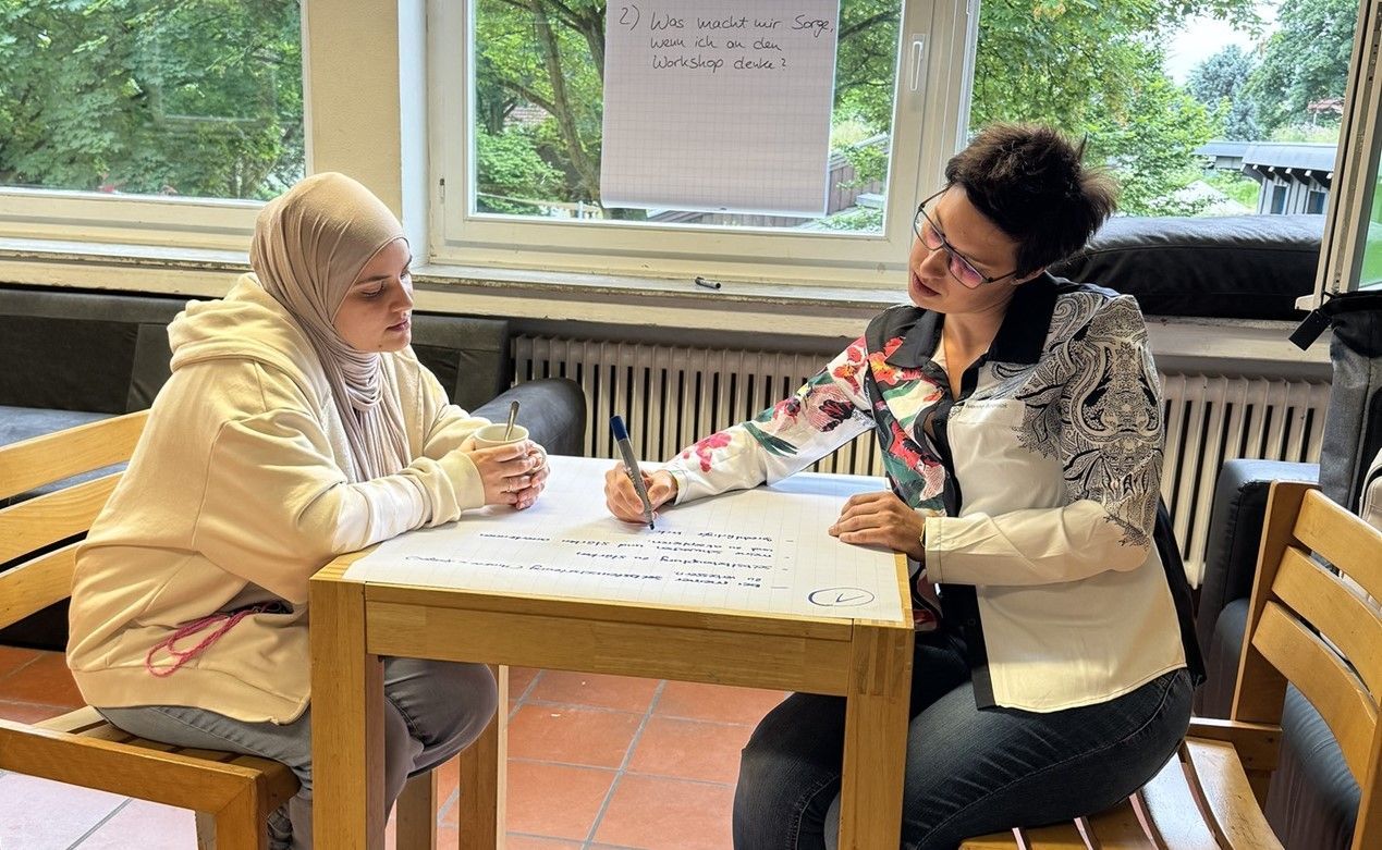 Zwei Frauen am Tisch im Workshop