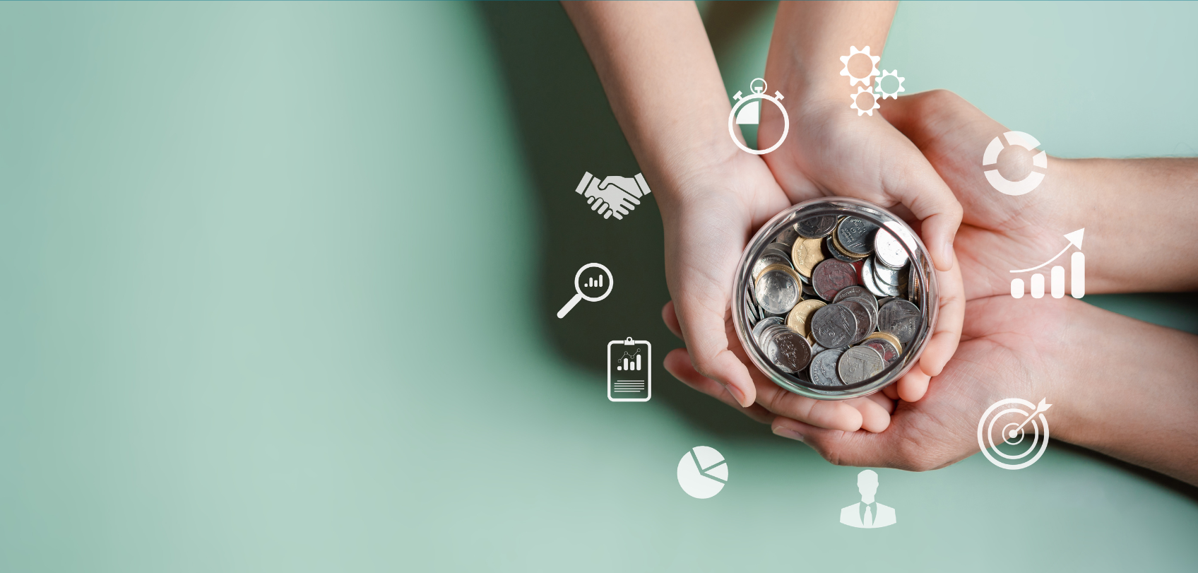Das Bild zeigt Hände, die gemeinsam ein Glas mit Münzen halten, umgeben von Symbolen.