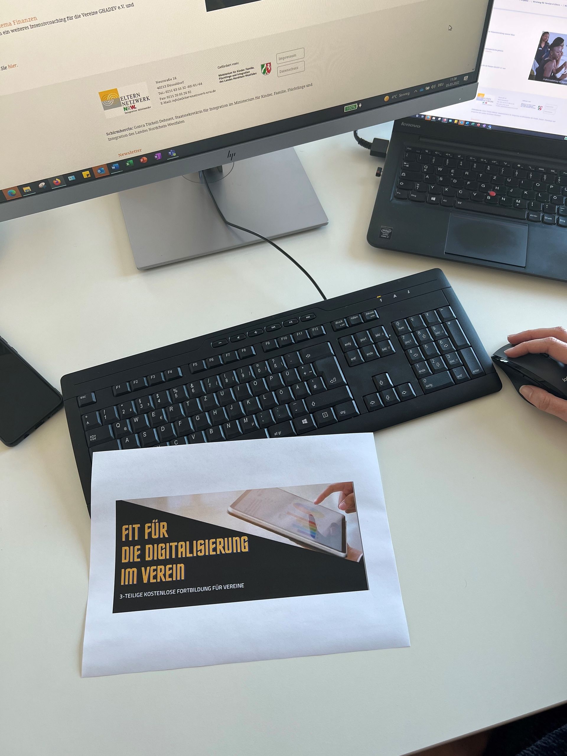 Bild auf einen Arbeitsplatz, davor ein ausgedrucktes Bild mit Aufschrift