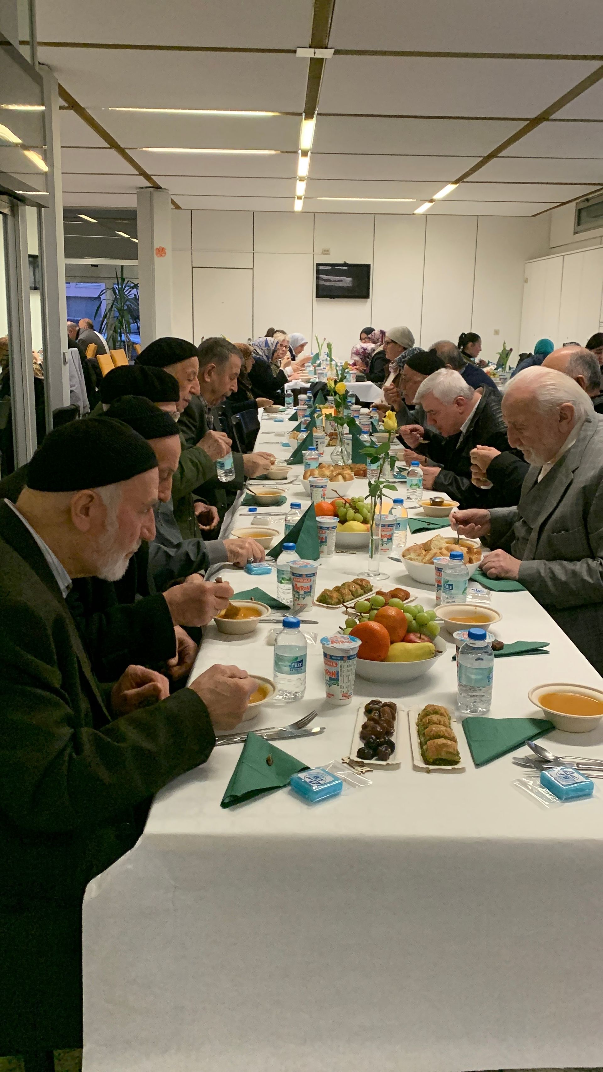 Mitglieder des Vereins BFmF an einer langen Tafel.