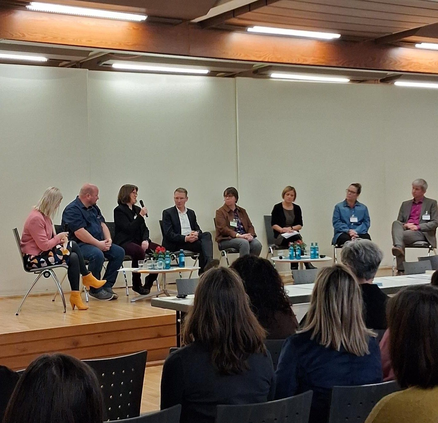 Projektleitung Eltern mischen mit, Sonja Gierse-Arsten, zusammen mit Akteueren auf dem Podium.