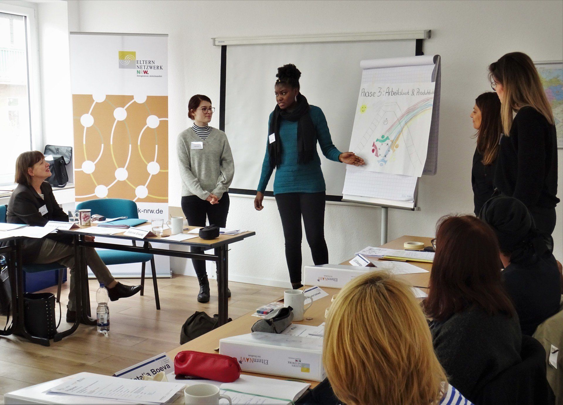 Zwei Frauen bei einer Präsentation bei der Eltern-Navi-Fortbildung