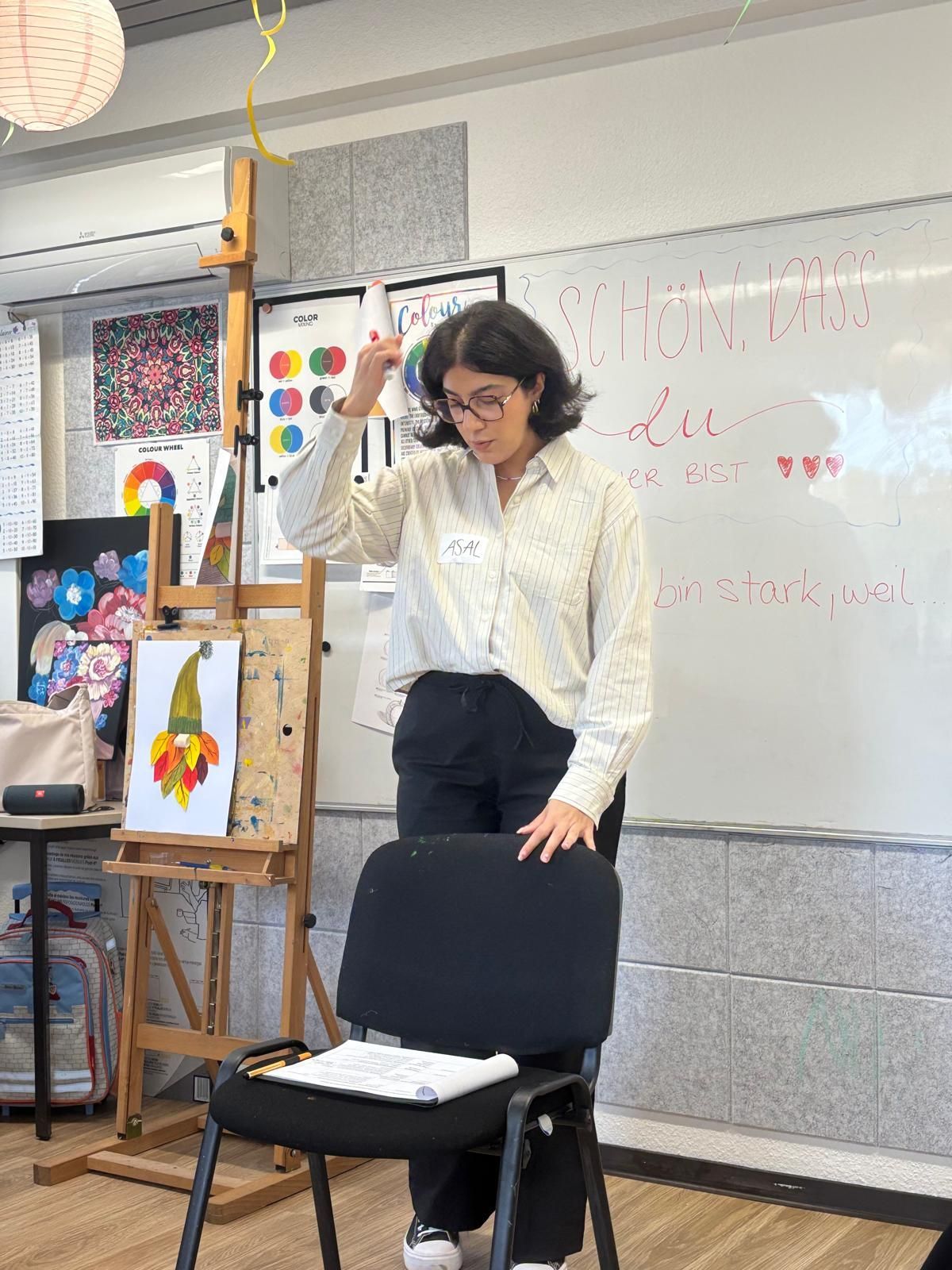 Eine junge Frau vor dem Whiteboard beim Kreativ-Workshop im Projekt Her Diversity des Elternnetzwerk NRW
