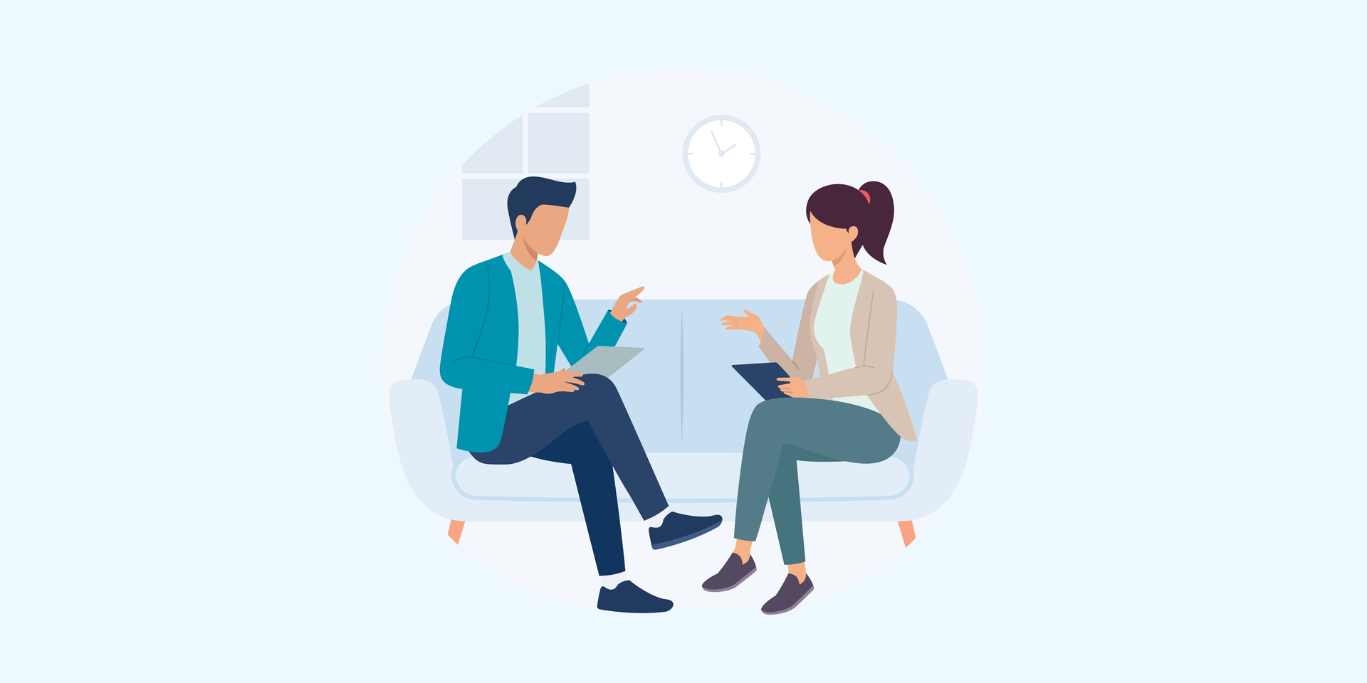 Mann und Frau sitzen mit Tablets auf einem Sofa und sprechen miteinander.