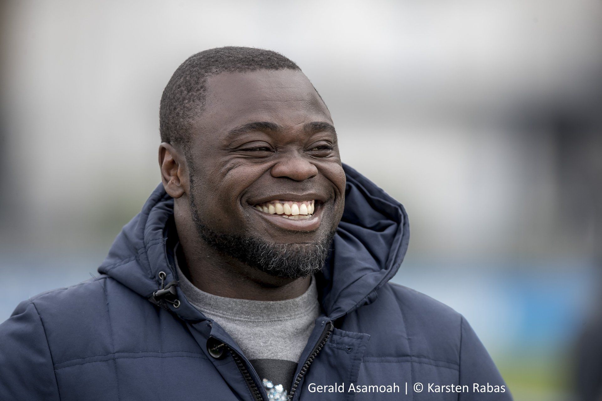 Gerald Asamoah lachend im Halbprofil - er ist Schirmherr von Dialog Afrika