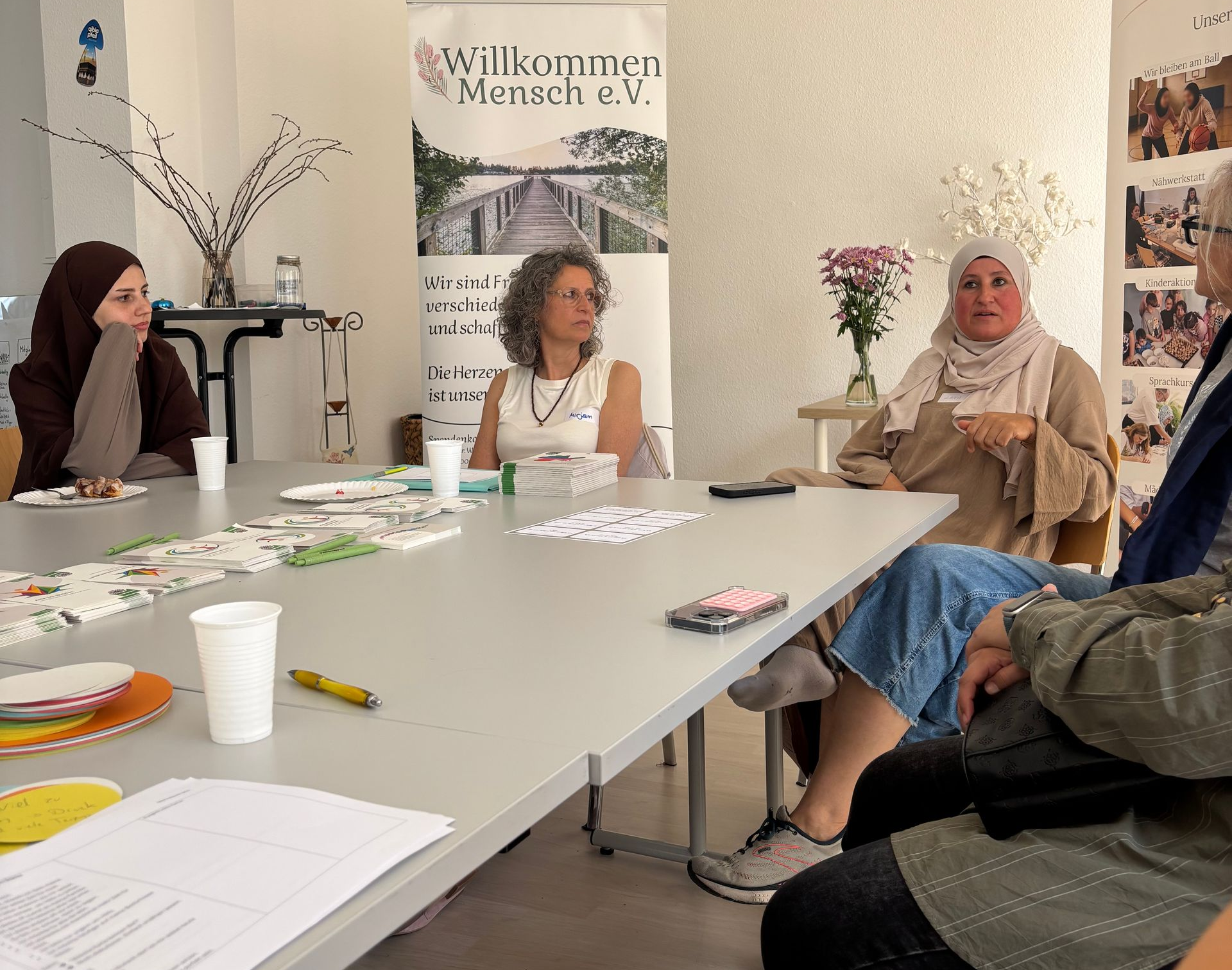 Frauen beim Gesprächskreis „Kaffeeklatsch & Klartext“ im Austausch über Alltag und Zusammenhalt.