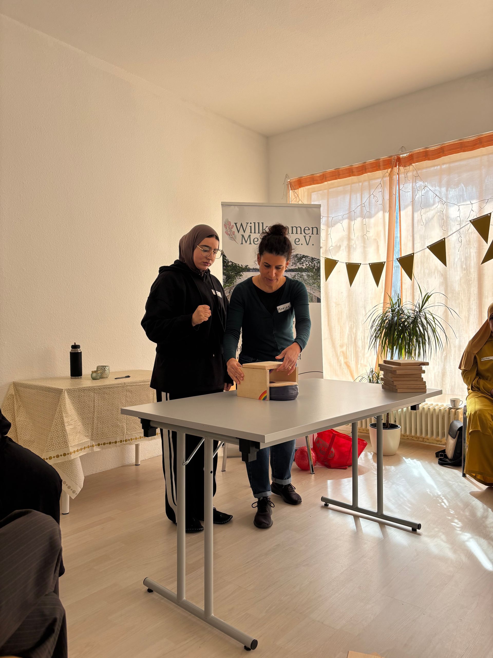 Eine Teilnehmerin bereitet sich vor im Rahmen des WenDo-Workshops ein Brett mit der Faust durchzuschlagen