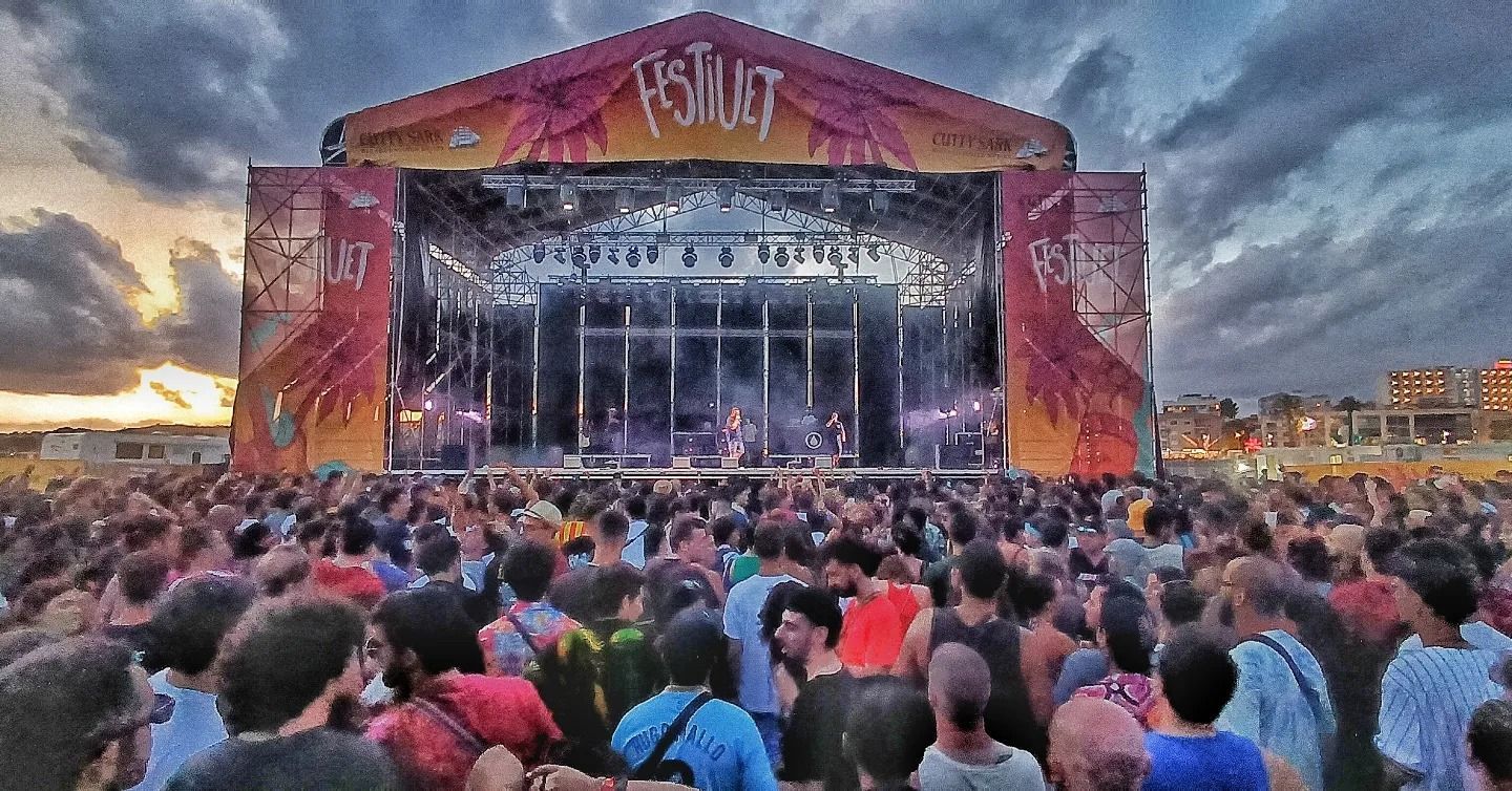 La silueta negra de un toro de Osborne a un costado de la Carretera Nacional N-232 en AlfajarÃn.