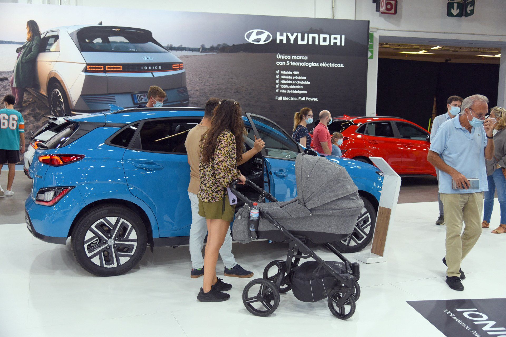 La silueta negra de un toro de Osborne a un costado de la Carretera Nacional N-232 en AlfajarÃn.