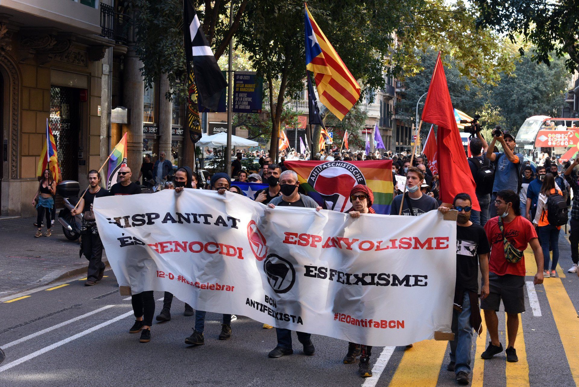 La silueta negra de un toro de Osborne a un costado de la Carretera Nacional N-232 en AlfajarÃn.