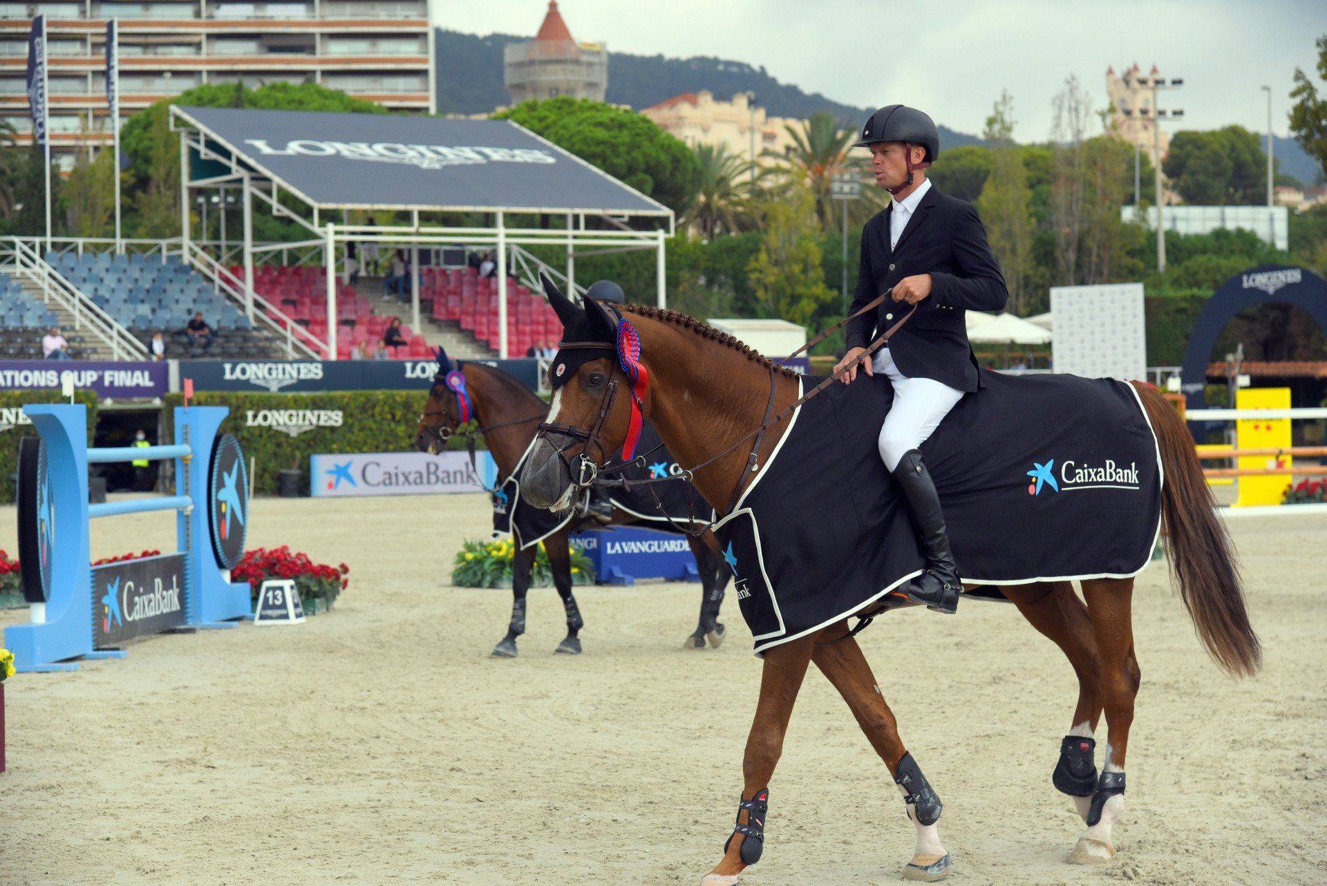 La silueta negra de un toro de Osborne a un costado de la Carretera Nacional N-232 en AlfajarÃn.