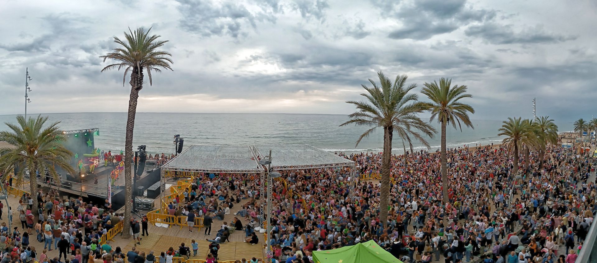 La silueta negra de un toro de Osborne a un costado de la Carretera Nacional N-232 en AlfajarÃn.