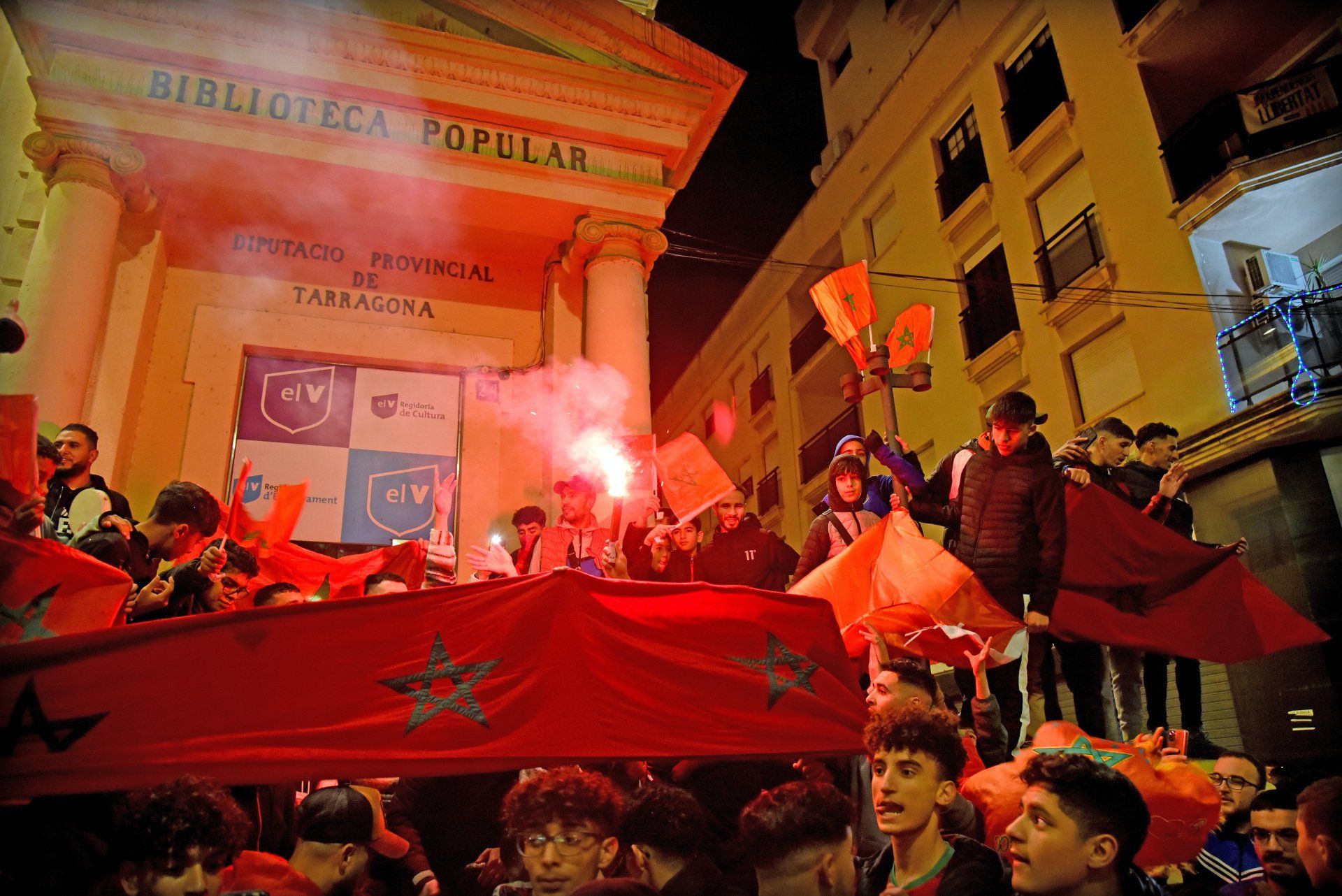 La silueta negra de un toro de Osborne a un costado de la Carretera Nacional N-232 en AlfajarÃn.
