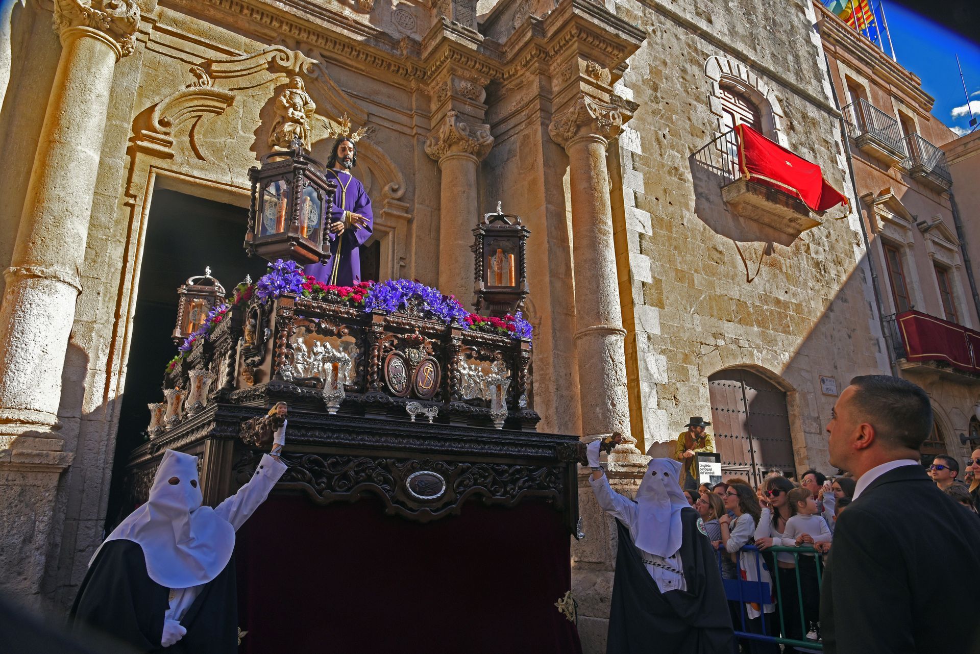 La silueta negra de un toro de Osborne a un costado de la Carretera Nacional N-232 en AlfajarÃn.