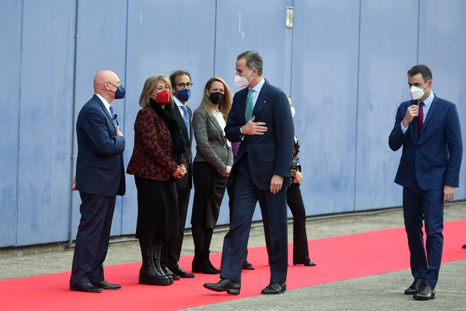 La silueta negra de un toro de Osborne a un costado de la Carretera Nacional N-232 en AlfajarÃn.