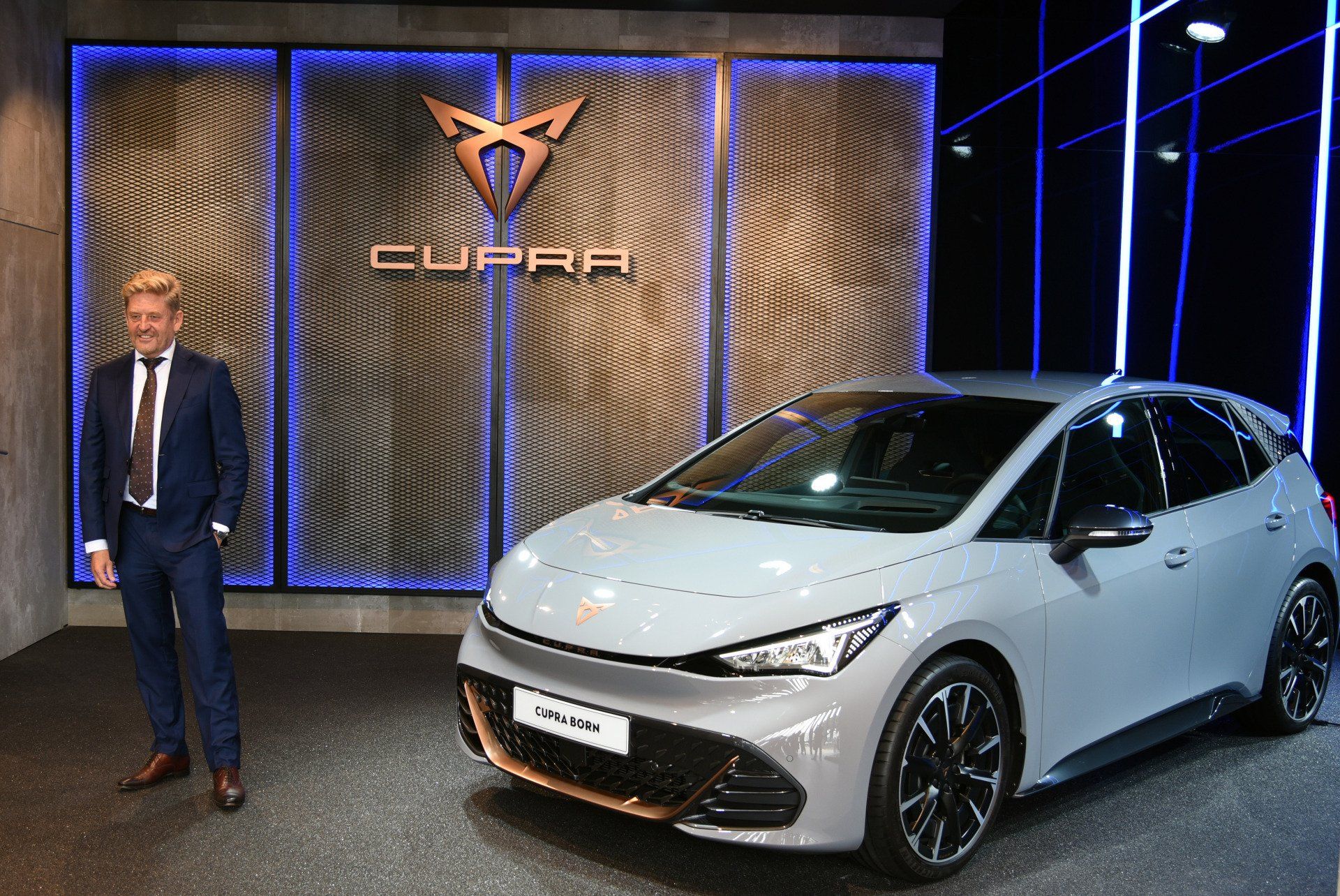 La silueta negra de un toro de Osborne a un costado de la Carretera Nacional N-232 en AlfajarÃn.