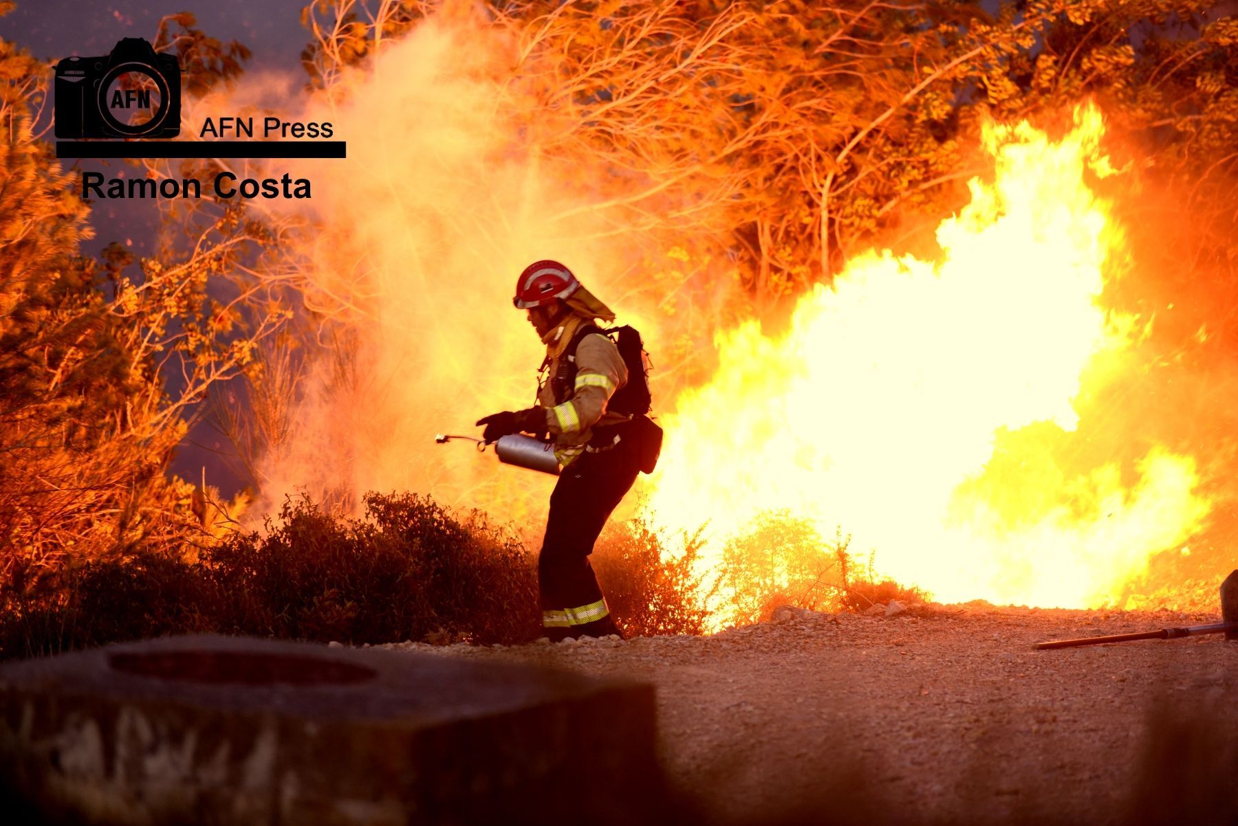 La silueta negra de un toro de Osborne a un costado de la Carretera Nacional N-232 en AlfajarÃn.
