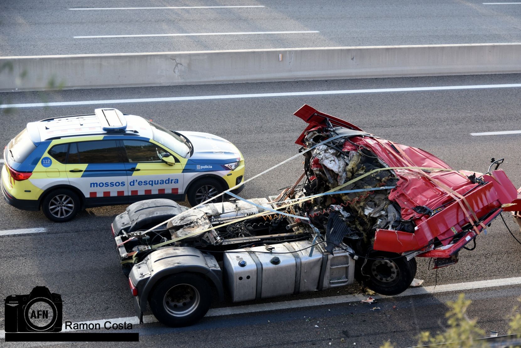 La silueta negra de un toro de Osborne a un costado de la Carretera Nacional N-232 en AlfajarÃn.