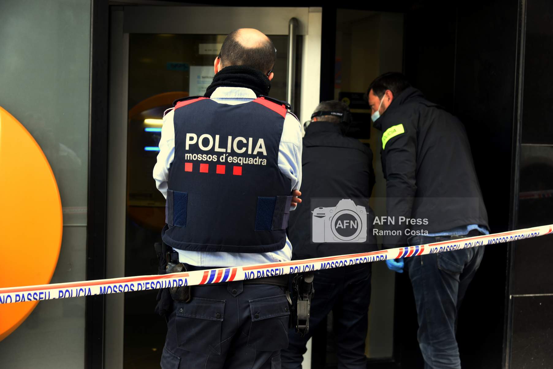 La silueta negra de un toro de Osborne a un costado de la Carretera Nacional N-232 en AlfajarÃn.
