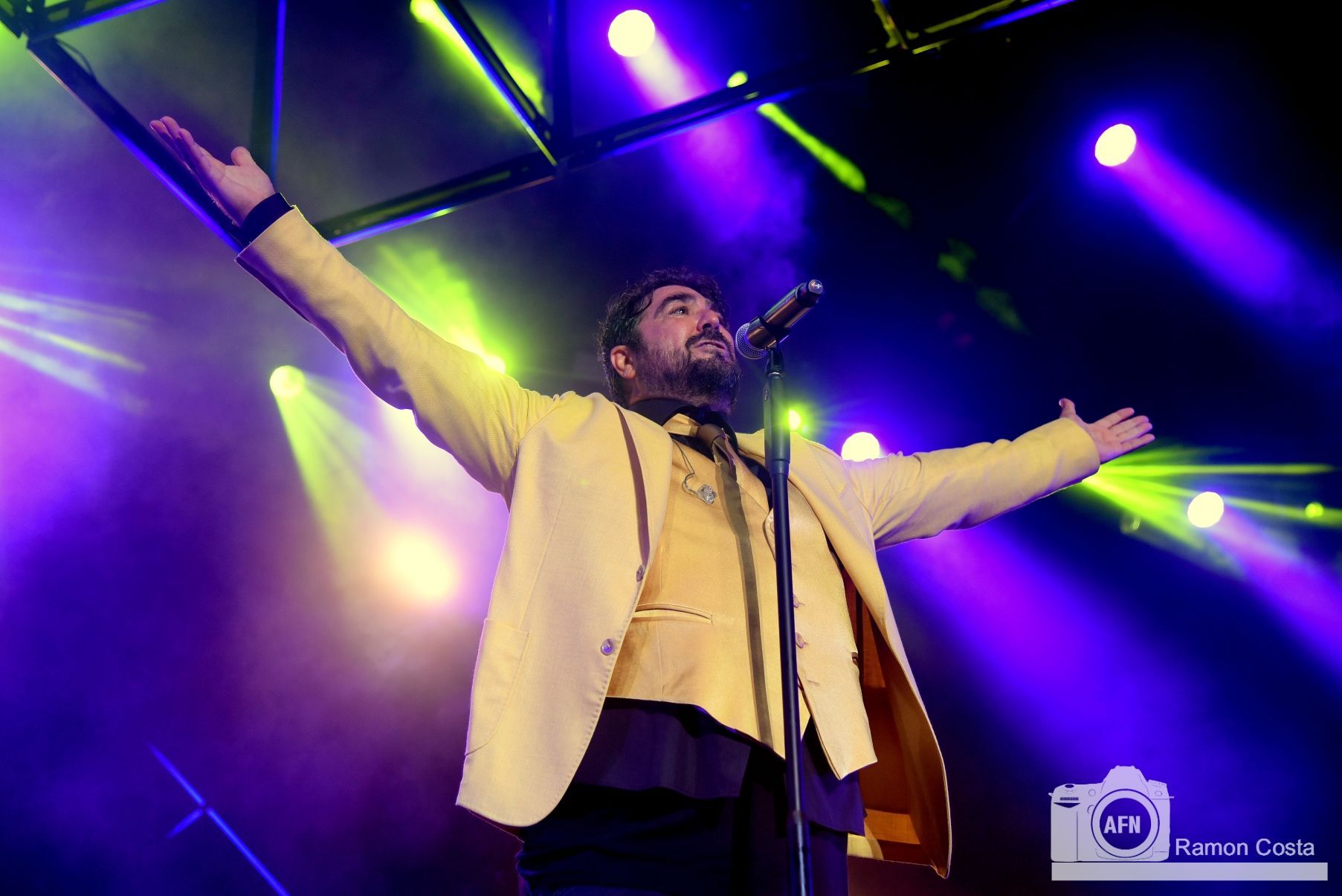 La silueta negra de un toro de Osborne a un costado de la Carretera Nacional N-232 en AlfajarÃn.