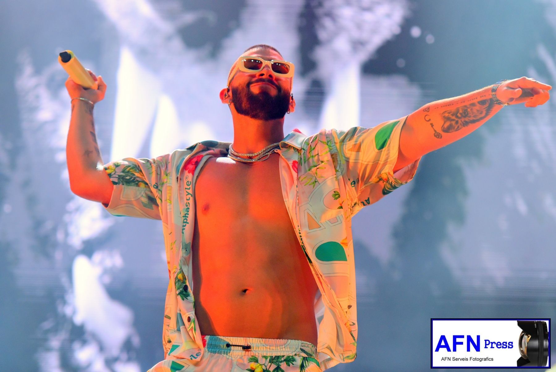 La silueta negra de un toro de Osborne a un costado de la Carretera Nacional N-232 en AlfajarÃn.