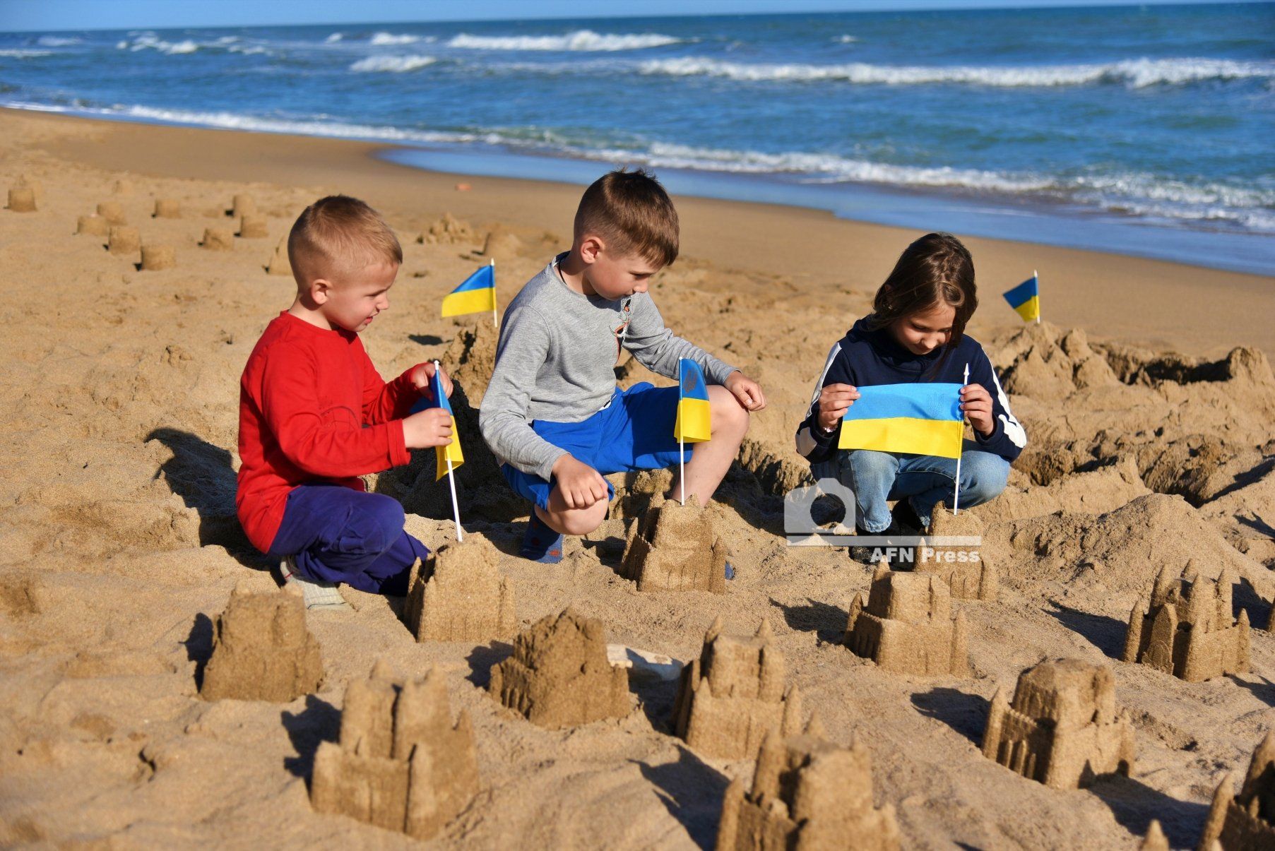 La silueta negra de un toro de Osborne a un costado de la Carretera Nacional N-232 en AlfajarÃn.