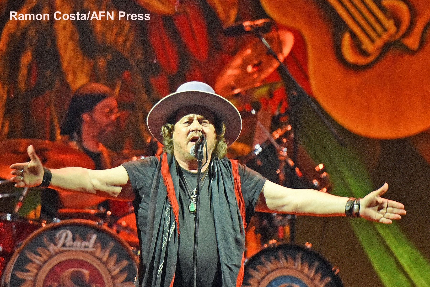 La silueta negra de un toro de Osborne a un costado de la Carretera Nacional N-232 en AlfajarÃn.