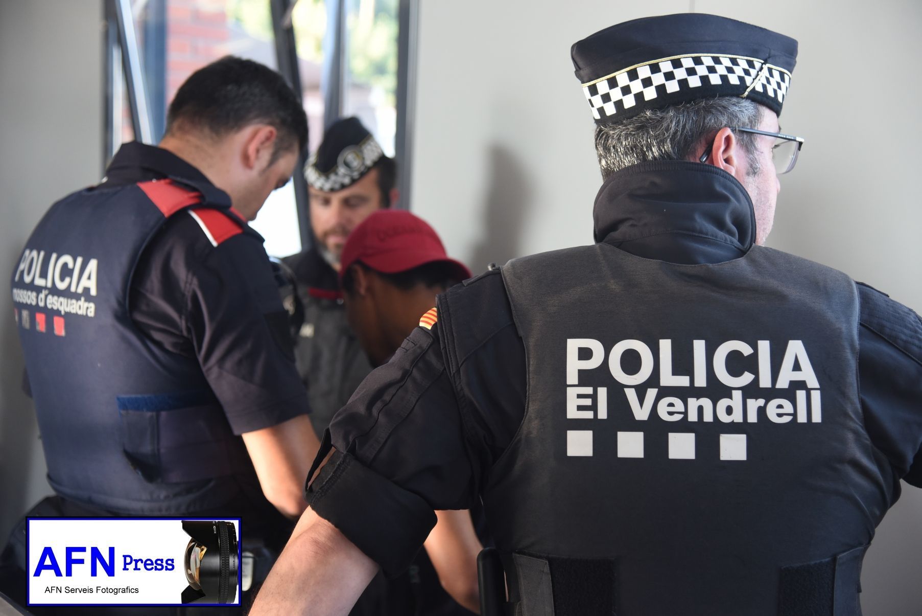 La silueta negra de un toro de Osborne a un costado de la Carretera Nacional N-232 en AlfajarÃn.