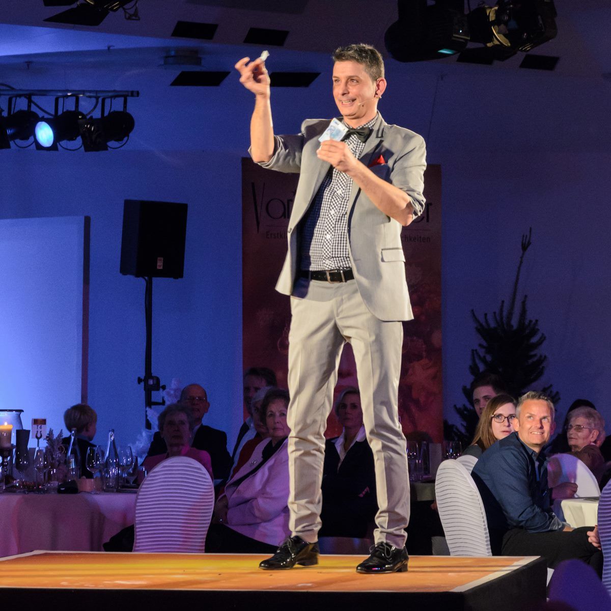 Charlie Martin, Zauberkünstler, Moderator und Entertainer präsentiert seinen Soloabend auf hoher See. Zauberei auf Kreuzfahrtschiffen wie der MS Amadea, der MS Albatros, MS Artania , der MS Ocean Majesty oder der Astor und Astoria gehören genau so zu seinen Auftraggebern wie Variete in Deutschland und Galakunden . Auch auf Messen verzaubert er seine Gäste. Dieses Programm können Sie auch für Ihre private Feier wie Geburtstage, Hochzeiten, Jubiläen oder die Familienfeier buchen.