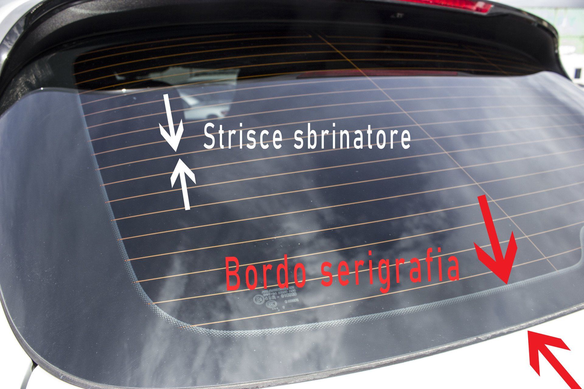 Strisce sbrinatore arancioni con bordo bianco bolle intorno perché. Oscuramento vetri auto con pellicole oscuranti, sbrinatore lunotto