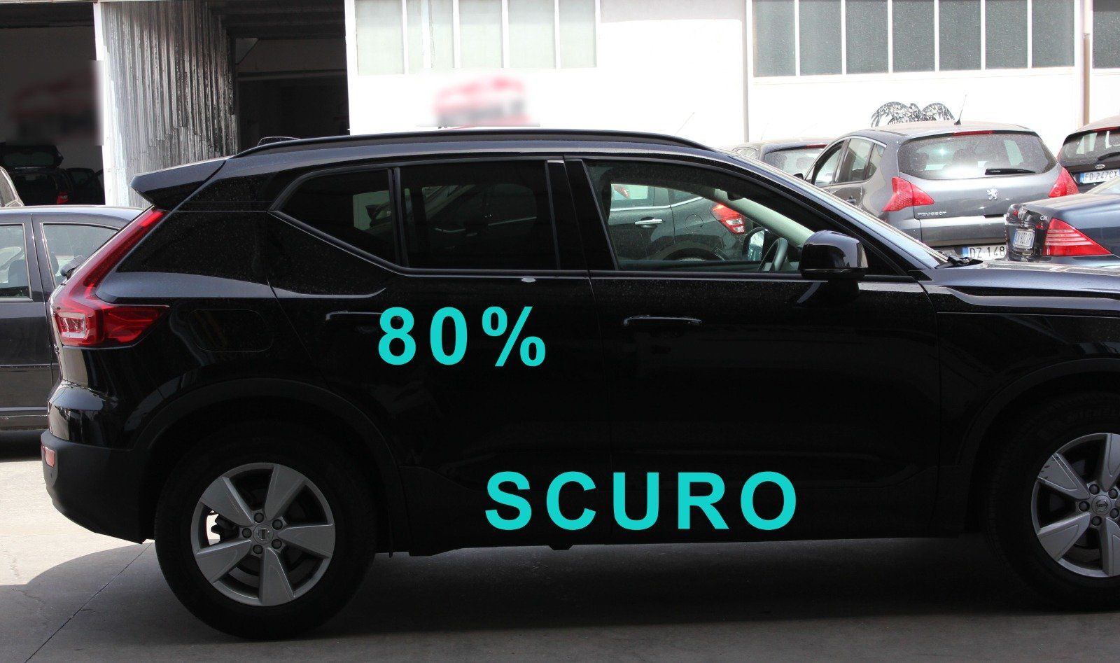 Gradazione  tonalità oscuramento vetri auto con pellicole oscuranti al 80% scuro Volvo XC40
