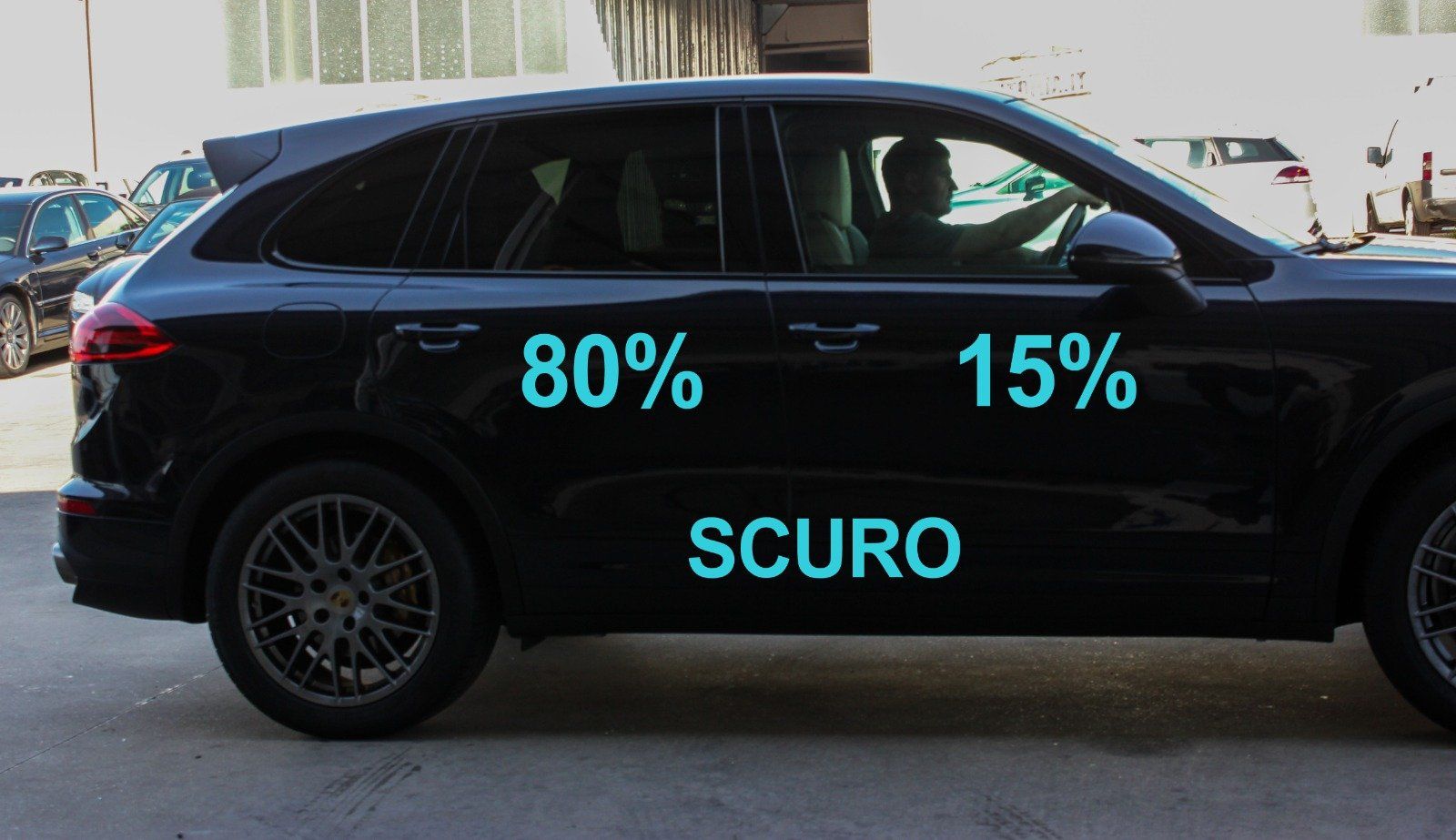 Gradazione  tonalità oscuramento vetri auto con pellicole oscuranti al 80% scuro Porshe Cayenne del 2019