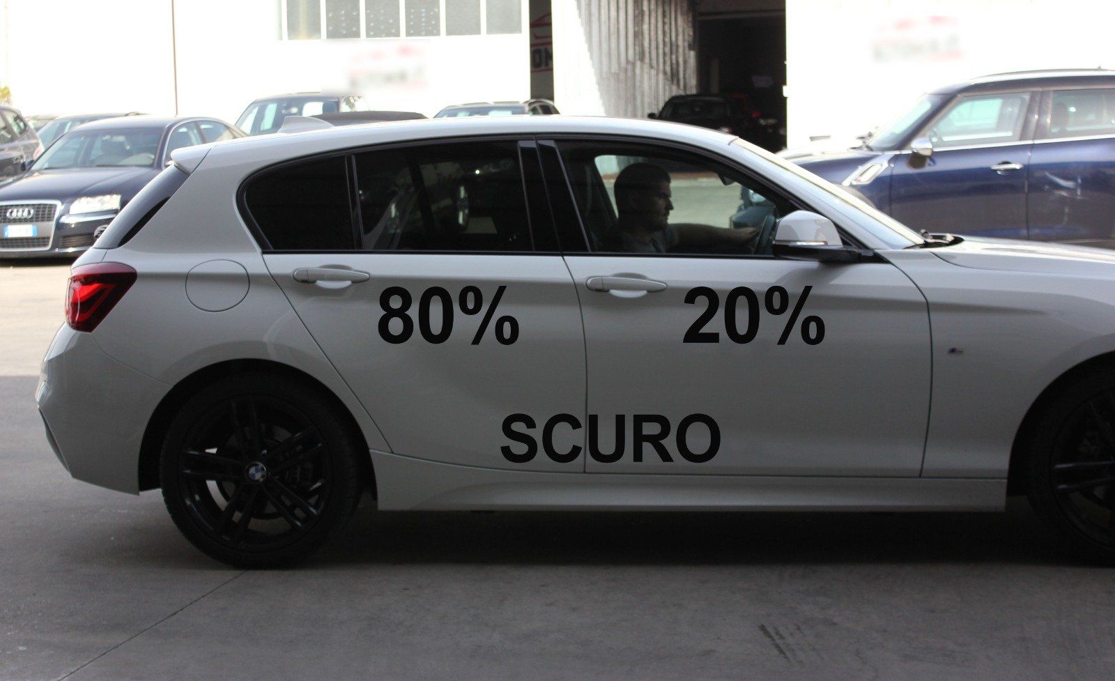 Gradazione  tonalità oscuramento vetri auto con pellicole oscuranti al 80% scuro BMW serie 1 del 2019 a 5 porte