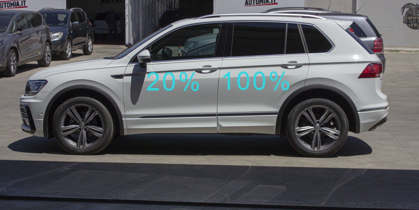 Gradazione  tonalità oscuramento vetri auto con pellicole oscuranti al 100% scuro  VW Tiguan 2020